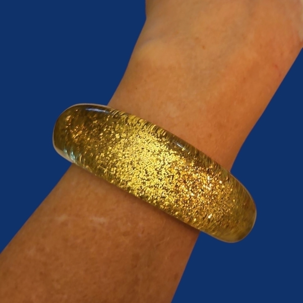 Vintage 1980s Gold Glitter Clear Acrylic Atomic Modernist Bangle Bracelet